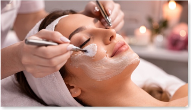 Interior de una estética unisex con estaciones de trabajo limpias